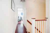 Lobby Modern and Homely 2 Bedroom by Canary Wharf
