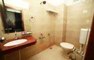 In-room Bathroom 2 Hotel Abu Grand