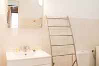 Toilet Kamar A13- Ultra Central Studio by Dreamalgarve