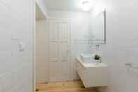 In-room Bathroom Viriato by PCALE