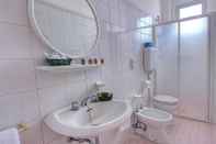 Toilet Kamar Hotel Villa Iris