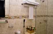 In-room Bathroom 6 Hotel Prado Real