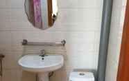 Toilet Kamar 6 Jonon tours guesthouse