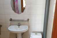 Toilet Kamar Jonon tours guesthouse
