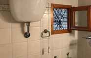 Toilet Kamar 5 Pian d'Ovile Apartment