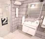 Toilet Kamar 6 Second House Hotel