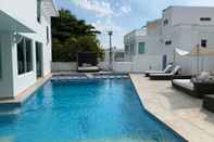 Swimming Pool Villa Loma Linda