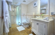 In-room Bathroom 3 Coral Sea Beach & Aqua Park