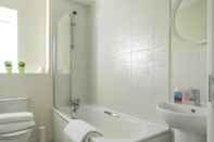 Toilet Kamar Tudors eSuites Birmingham Townhouse Private Garden Free Parking