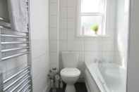 Toilet Kamar Tudors eSuites Coventry Townhouse Private Garden Free Parking