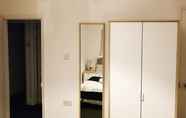 Kamar Tidur 6 Tudors eSuites Coventry Townhouse Private Garden Free Parking