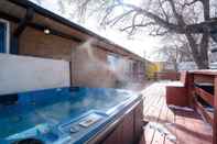 Entertainment Facility The Meadowlark Manor Spacious Backyard & Hot Tub