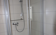 ห้องน้ำภายในห้อง 6 Bed Budget City Center Hannover - Hostel