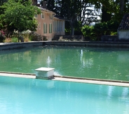 Swimming Pool 2 Château Nestuby