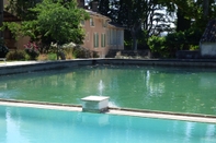 Swimming Pool Château Nestuby