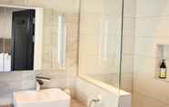 In-room Bathroom 7 Modern 3 Bedroom House With Stunning Views