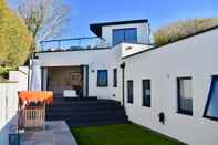 Exterior Modern 3 Bedroom House With Stunning Views