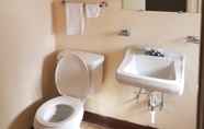 In-room Bathroom 7 Beverly Crest Motor Inn