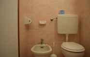 Toilet Kamar 4 Hotel Columbia