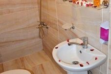 Phòng tắm bên trong Mila Boutique Hotel