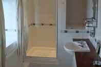 In-room Bathroom Gazelle Hotel