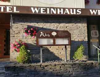 Bangunan 2 Hotel Weinhaus Weis