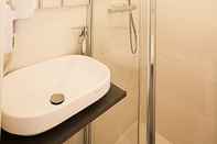 In-room Bathroom Hotel Ambassadeur