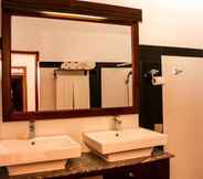 In-room Bathroom 3 Vin Roma Inn