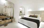Bedroom 5 Edem Luxury Hotel Santorini Finikia
