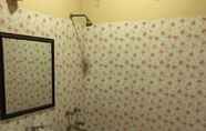 Toilet Kamar 3 Ashu Villa Guest House