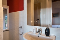 In-room Bathroom Civicouno Campiglia B&B