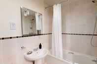 In-room Bathroom Signet Apartments - The Triangle