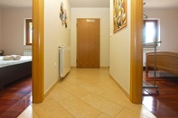 Lobby Apartment 1695