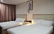Bedroom 6 Lic Plaza Hotel