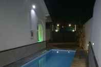 Kolam Renang Villa White Dome