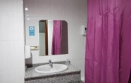 ห้องน้ำภายในห้อง 2 Hostal Alda Puerta Coruña