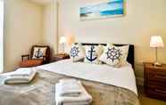 Kamar Tidur 3 Just Stay Wales - 102 Meridian Bay