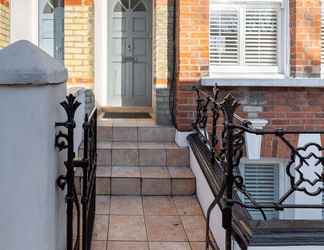 Exterior 2 Bright Welcoming Apartment With Terrace, Fulham 3 bed
