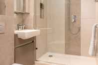 In-room Bathroom LT Riverview Apartments - Greenwich