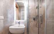 In-room Bathroom 5 Luxury Suite Sirmione