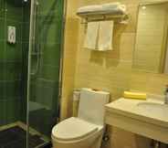 In-room Bathroom 6 GreenTree Inn DaLian JinZhou District Light Industry College Express Hotel