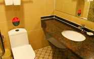 Toilet Kamar 7 GreenTree Inn Sanya Heping Street Lover Bridge Express Hotel