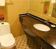 In-room Bathroom 7 GreenTree Inn Sanya Heping Street Lover Bridge Express Hotel