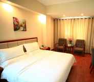 Bedroom 2 GreenTree Inn Sanya Heping Street Lover Bridge Express Hotel