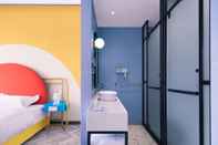 In-room Bathroom Pathfinder Drea Hostel - Concept Store, Kuan & Zhai Alleys