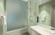 In-room Bathroom 5 Super 8 by Wyndham Dresden