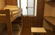 Kamar Tidur 4 T's Guest House - Hostel