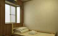 Kamar Tidur 5 T's Guest House - Hostel