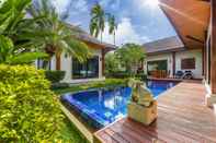 สระว่ายน้ำ Villa Savu by Tropiclook