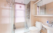 In-room Bathroom 7 Locals Boutique Apartment Huafa Plaza 20